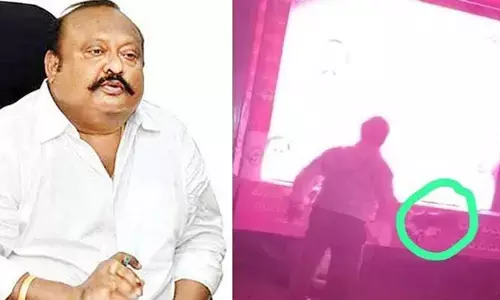 మంత్రి గంగుల ప్రచార రథంపై చెప్పుతో దాడి