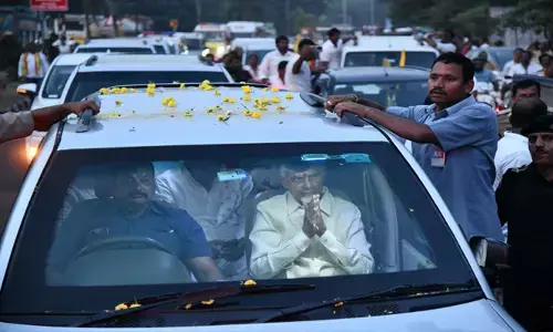 ఉండవల్లికి బయలుదేరిన చంద్రబాబు: భారీ కాన్వాయ్‌తో పయనం