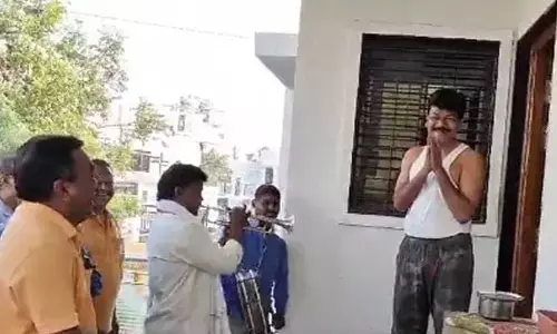 మార్నింగ్ వాకింగ్‌కు రాలేదని.. బ్యాండ్‌ పెట్టి నిద్రలేపిన ఫ్రెండ్స్ (వీడియో)