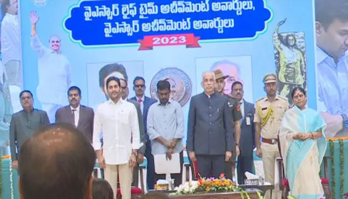 వైఎస్ఆర్ అవార్డులు అందుకున్న వారంతా అసామాన్యులు, మనజాతి సంపద: సీఎం వైఎస్ జగన్ వైఎస్ఆర్ అవార్డులు అందుకున్న వారంతా అసామాన్యులు, మనజాతి సంపద: సీఎం వైఎస్ జగన్