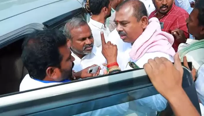 సర్పంచ్ని కిడ్నాప్ చేసేందుకు మంత్రి జగదీశ్ రెడ్డి వర్గీయులు యత్నం (వీడియో) సర్పంచ్ని కిడ్నాప్ చేసేందుకు మంత్రి జగదీశ్ రెడ్డి వర్గీయులు యత్నం (వీడియో)