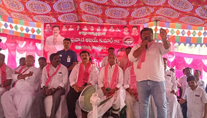 ముళ్లు లాంటి తుమ్మల కావాలా... పూలవంటి పువ్వాడ కావాలా ముళ్లు లాంటి తుమ్మల కావాలా... పూలవంటి పువ్వాడ కావాలా