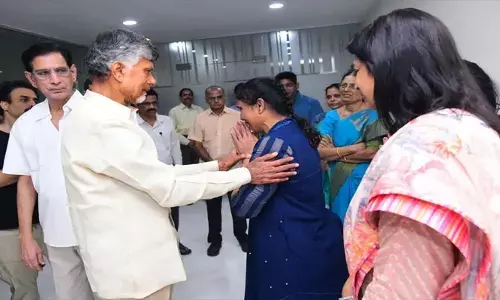 చంద్రబాబు భావోద్వేగం: కుటుంబ సభ్యులను చూసి కన్నీటిపర్యంతం