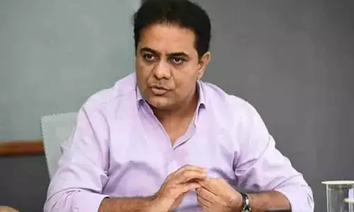 రాత్రి వేళ ఒంటరిగా హోటల్‌కు వెళ్లిన మంత్రి కేటీఆర్