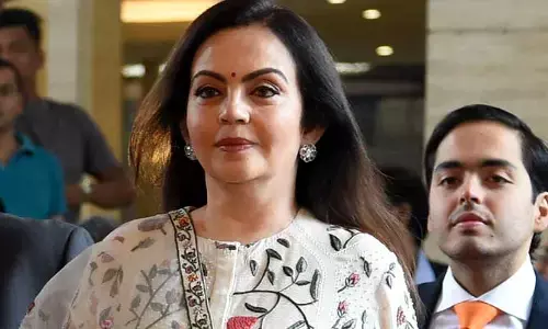 యంగ్ హీరోకు ఫ్లైయింగ్ కిస్ ఇచ్చిన నీతా అంబానీ.. తెగ వైరల్ అవుతున్న రొమాంటిక్ వీడియో