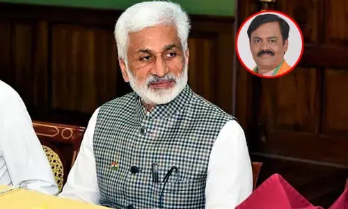 Visakha: వినూత్న నిరసన.. విజయసాయిరెడ్డి పోస్టర్‌కి మద్యంతో అభిషేకం