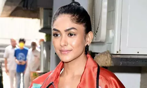 మృణాల్ ఠాకూర్ వయసు ఎంతో తెలిస్తే షాక్ అవుతారు..!