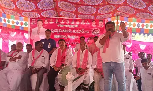 ముళ్లు లాంటి తుమ్మల కావాలా... పూలవంటి పువ్వాడ కావాలా
