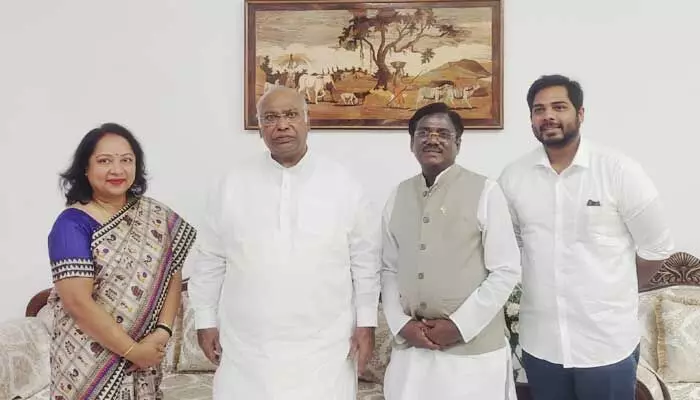 ఖర్గేను కలిసిన వివేక్ వెంకటస్వామి.. కేసీఆర్పై సంచలన వ్యాఖ్యలు ఖర్గేను కలిసిన వివేక్ వెంకటస్వామి.. కేసీఆర్పై సంచలన వ్యాఖ్యలు