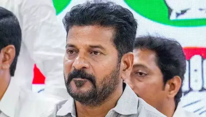 బ్రేకింగ్: TPCC చీఫ్ రేవంత్ రెడ్డి ఇంటి వద్ద తీవ్ర ఉద్రిక్తత బ్రేకింగ్: TPCC చీఫ్ రేవంత్ రెడ్డి ఇంటి వద్ద తీవ్ర ఉద్రిక్తత