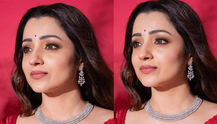 అందమే అసూయపడేలా రెడ్ కలర్ శారీలో మెరిసిన త్రిష అందమే అసూయపడేలా రెడ్ కలర్ శారీలో మెరిసిన త్రిష