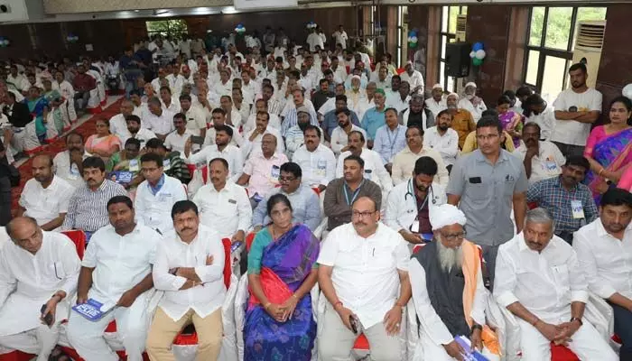 Chittoor: అధికార పార్టీలో లుకలుకలు.. బస్సు యాత్రలో బయటపడ్డ వర్గ విభేదాలు Chittoor: అధికార పార్టీలో లుకలుకలు.. బస్సు యాత్రలో బయటపడ్డ వర్గ విభేదాలు