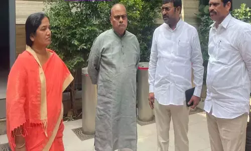 చంద్రబాబుతో మాజీమంత్రులు యనమల, పరిటాల సునీతల భేటీ