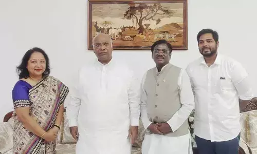 ఖర్గేను కలిసిన వివేక్ వెంకటస్వామి.. కేసీఆర్‌పై సంచలన వ్యాఖ్యలు