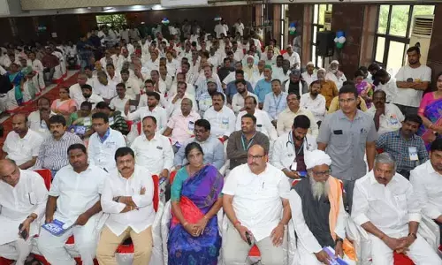 Chittoor: అధికార పార్టీలో లుకలుకలు.. బస్సు యాత్రలో బయటపడ్డ వర్గ విభేదాలు