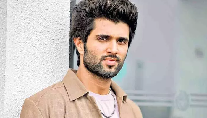 విజయ్ దేవరకొండ చేసిన పనికి లైవ్లోనే కన్నీళ్లు పెట్టుకున్న ట్రాన్స్జెండర్ (వీడియో) విజయ్ దేవరకొండ చేసిన పనికి లైవ్లోనే కన్నీళ్లు పెట్టుకున్న ట్రాన్స్జెండర్ (వీడియో)