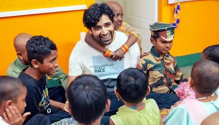క్యాన్సర్తో పోరాడుతున్న చిన్నారులతో అడివి శేష్ క్యాన్సర్తో పోరాడుతున్న చిన్నారులతో అడివి శేష్