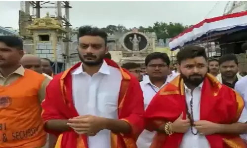 శ్రీవారిని దర్శించుకున్న క్రికెటర్లు రిషబ్ పంత్, అక్షర్ పటేల్