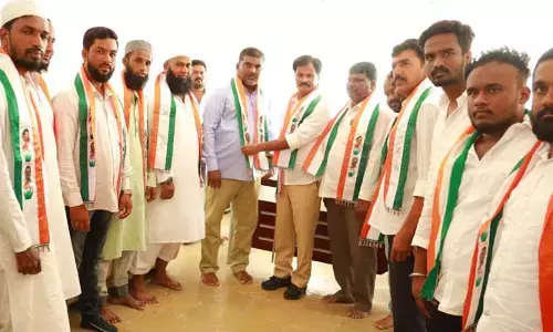 కాంగ్రెస్ లో చేరిన మాజీ కో-ఆప్షన్ సభ్యులు తాజుద్దీన్