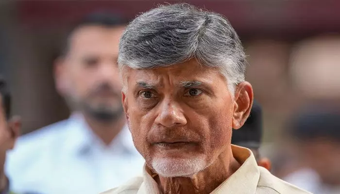 చంద్రబాబుపై మరో మూడు కేసులు నమోదు చేసేందుకు సీఐడీ రెడీ చంద్రబాబుపై మరో మూడు కేసులు నమోదు చేసేందుకు సీఐడీ రెడీ