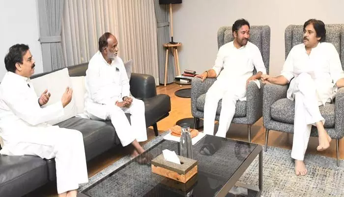 తెలంగాణలో పోటీకి జనసేన దూరం? తెలంగాణలో పోటీకి జనసేన దూరం?