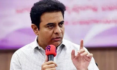 రేవంత్, కోమటిరెడ్డి కరెంట్ వైర్లు పట్టుకుంటే.. రాష్ట్రానికి పట్టిన దరిద్రం వదిలిపోతుంది: KTR