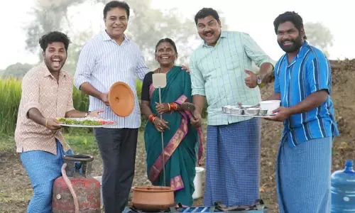 స్వయంగా కోడి కూర వండిన కేటీఆర్.. గంగవ్వతో కలిసి ఎక్కడ తిన్నాడంటే?