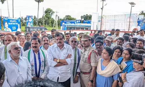 దొంగలు వస్తున్నారు..నమ్మొద్దు: Minister Botsa