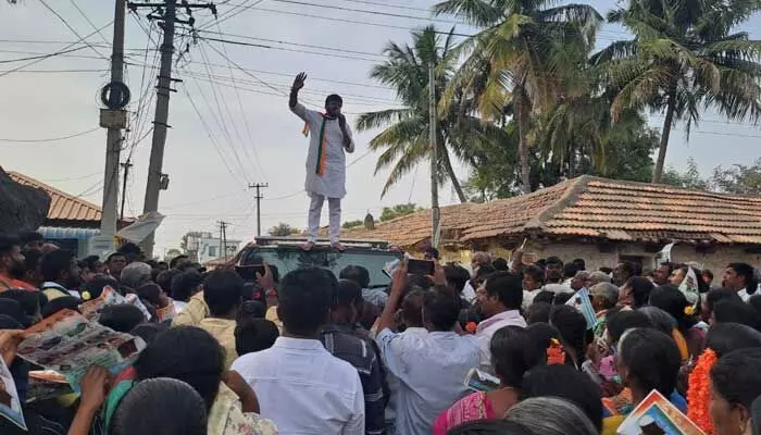 ఆదరించండి అభివృద్ధి చేస్తా.. రోహిత్ రావు ఆదరించండి అభివృద్ధి చేస్తా.. రోహిత్ రావు