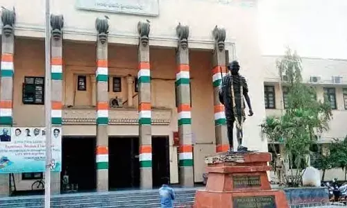 HYD: గాంధీ భవన్‌ వద్ద వ్యక్తి ఆత్మహత్యాయత్నం