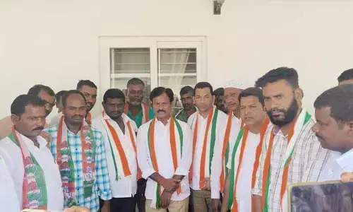 హస్తం గూటికి బీఆర్ఎస్ మాజీ కౌన్సిలర్