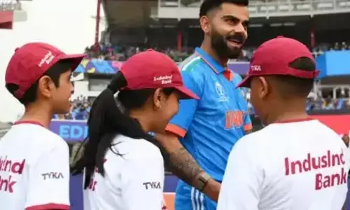 గ్రౌండ్‌లోనే విరాట్‌ను చుట్టుముట్టిన పిల్లలు.. కోహ్లీ ఏం చేశాడంటే