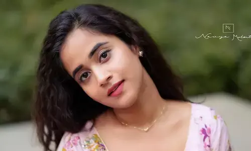 Deepthi Sunaina loos so cute
