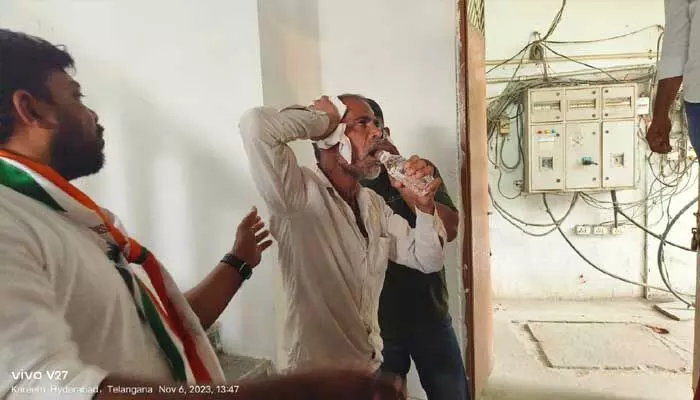 పొట్టు పొట్టు కొట్టుకున్న కాంగ్రెస్ నాయకులు.. పొట్టు పొట్టు కొట్టుకున్న కాంగ్రెస్ నాయకులు..