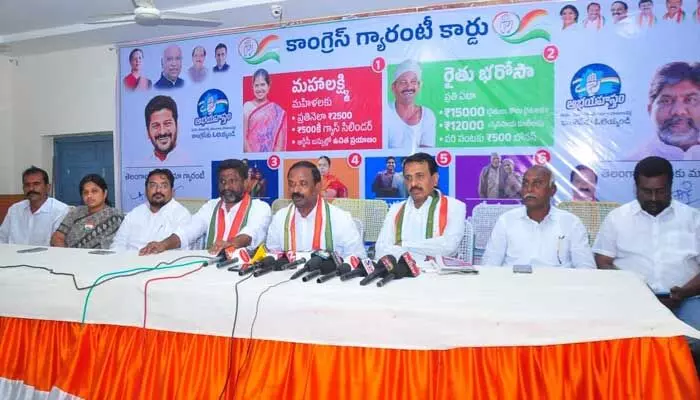 నన్నుచూడు నా అందం చూడు అన్నట్లు ఉంది సభ నన్నుచూడు నా అందం చూడు అన్నట్లు ఉంది సభ