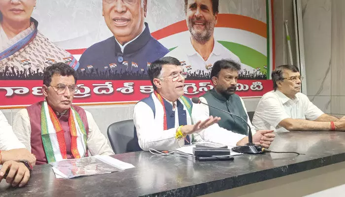 తెలంగాణను సూసైడ్ క్యాపిటల్గా మార్చారు: పవన్ ఖేరా తెలంగాణను సూసైడ్ క్యాపిటల్గా మార్చారు: పవన్ ఖేరా