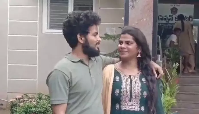 ట్సాన్స్జెండర్ను పెళ్లి చేసుకున్న యువకుడు.. పేరెంట్స్ రియాక్షన్ ఇదే! ట్సాన్స్జెండర్ను పెళ్లి చేసుకున్న యువకుడు.. పేరెంట్స్ రియాక్షన్ ఇదే!