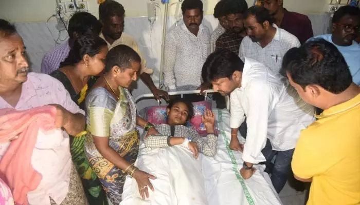 స్కూల్ బస్సు ప్రమాదంపై విచారణ చేయిస్తాం: MLA Abbayya Chaudhary స్కూల్ బస్సు ప్రమాదంపై విచారణ చేయిస్తాం: MLA Abbayya Chaudhary