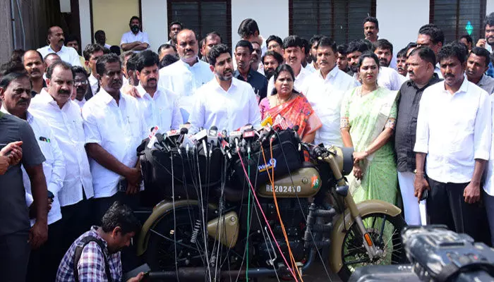 దొంగోడి నుంచి మంచి పరిపాలన ఆశిస్తున్నారా..? భలేవాడివి సామీ: నారా లోకేశ్ దొంగోడి నుంచి మంచి పరిపాలన ఆశిస్తున్నారా..? భలేవాడివి సామీ: నారా లోకేశ్