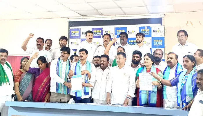 వైఎస్సార్టీపీ కి మూకుమ్మడిగా రాజీనామాలు వైఎస్సార్టీపీ కి మూకుమ్మడిగా రాజీనామాలు