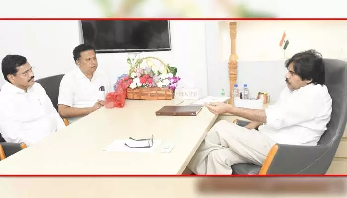 Hyd: జనసేన రాజకీయ విధానంపై పవన్ కీలక నిర్ణయం.. ఆ జిల్లా నేతలకు దిశా నిర్దేశం Hyd: జనసేన రాజకీయ విధానంపై పవన్ కీలక నిర్ణయం.. ఆ జిల్లా నేతలకు దిశా నిర్దేశం