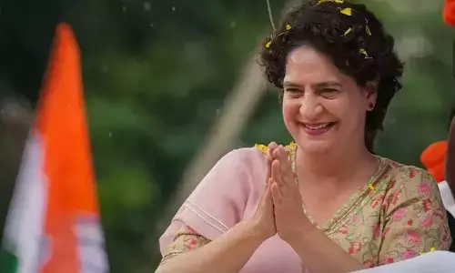 ప్రియాంక గాంధీకి పూలు లేని బొకె.. ఎన్నికల ప్రచారంలో ఫన్నీ సీన్.. (వీడియో)
