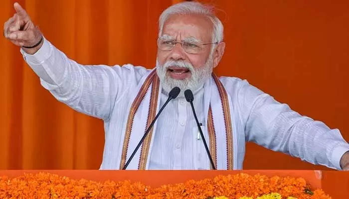 పెట్రోల్ ధర తగ్గింపుపై తెలంగాణ ప్రజలకు మోడీ సంచలన హామీ పెట్రోల్ ధర తగ్గింపుపై తెలంగాణ ప్రజలకు మోడీ సంచలన హామీ