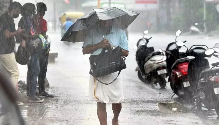 ముంచుకొస్తున్న తుపాను ముప్పు: రాయలసీమకు ఆరెంజ్ అలర్ట్ ముంచుకొస్తున్న తుపాను ముప్పు: రాయలసీమకు ఆరెంజ్ అలర్ట్
