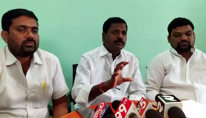 Andole: జోగిపేటలో ముగ్గురు కౌన్సిలర్ల సంచలన నిర్ణయం.. దెబ్బతో బీఆర్ఎస్ ఉక్కిరి బిక్కిరి Andole: జోగిపేటలో ముగ్గురు కౌన్సిలర్ల సంచలన నిర్ణయం.. దెబ్బతో బీఆర్ఎస్ ఉక్కిరి బిక్కిరి