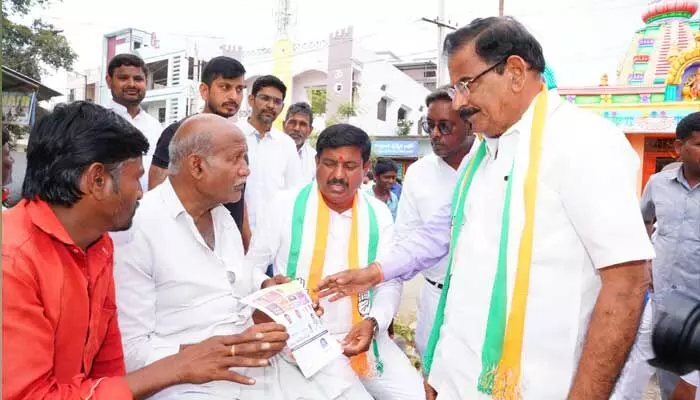 కాంగ్రెస్ ప్రభుత్వం వస్తే 2 లక్షల రుణమాఫీ చేస్తాం.. మనోహర్ రెడ్డి కాంగ్రెస్ ప్రభుత్వం వస్తే 2 లక్షల రుణమాఫీ చేస్తాం.. మనోహర్ రెడ్డి