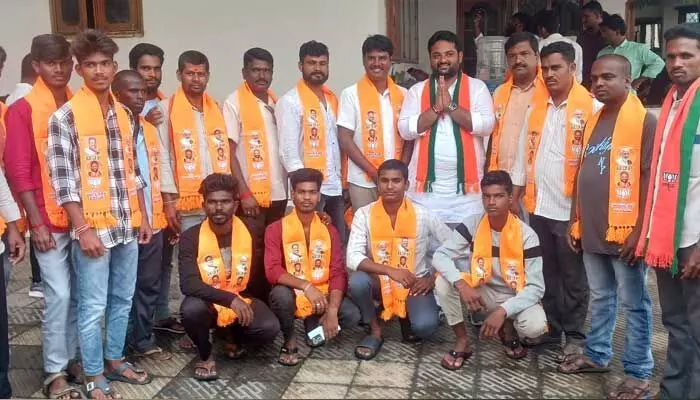 బీజేపీలో భారీగా చేరిన యువత బీజేపీలో భారీగా చేరిన యువత