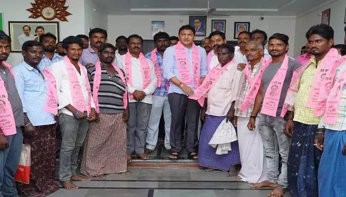ఆలోచించి ఓటు వేయండి...అభివృద్ధి చేసే వ్యక్తిని గెలిపించండి ఆలోచించి ఓటు వేయండి...అభివృద్ధి చేసే వ్యక్తిని గెలిపించండి
