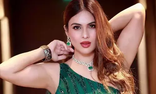 Neha MaliK looks hot in red