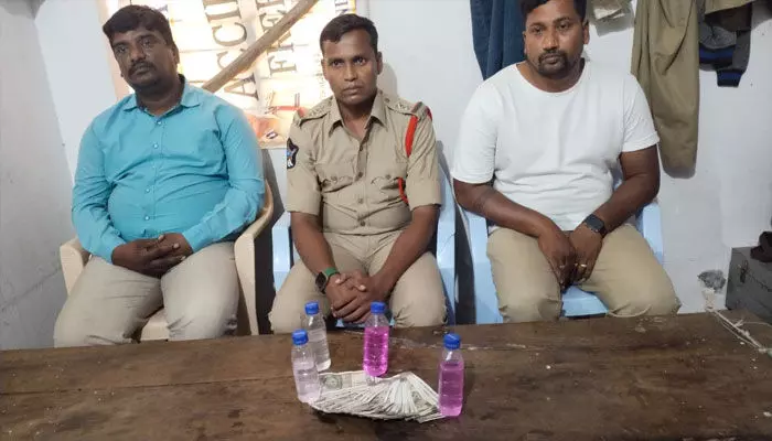 బాపట్ల: లంచం తీసుకుంటూ ఏసీబీకి దొరికిన ఎస్ఐ బాపట్ల: లంచం తీసుకుంటూ ఏసీబీకి దొరికిన ఎస్ఐ